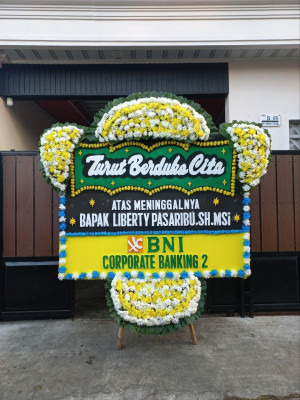 Papan Bunga Duka di Landasan Ulin