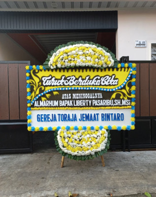 Papan Bunga Duka di Landasan Ulin
